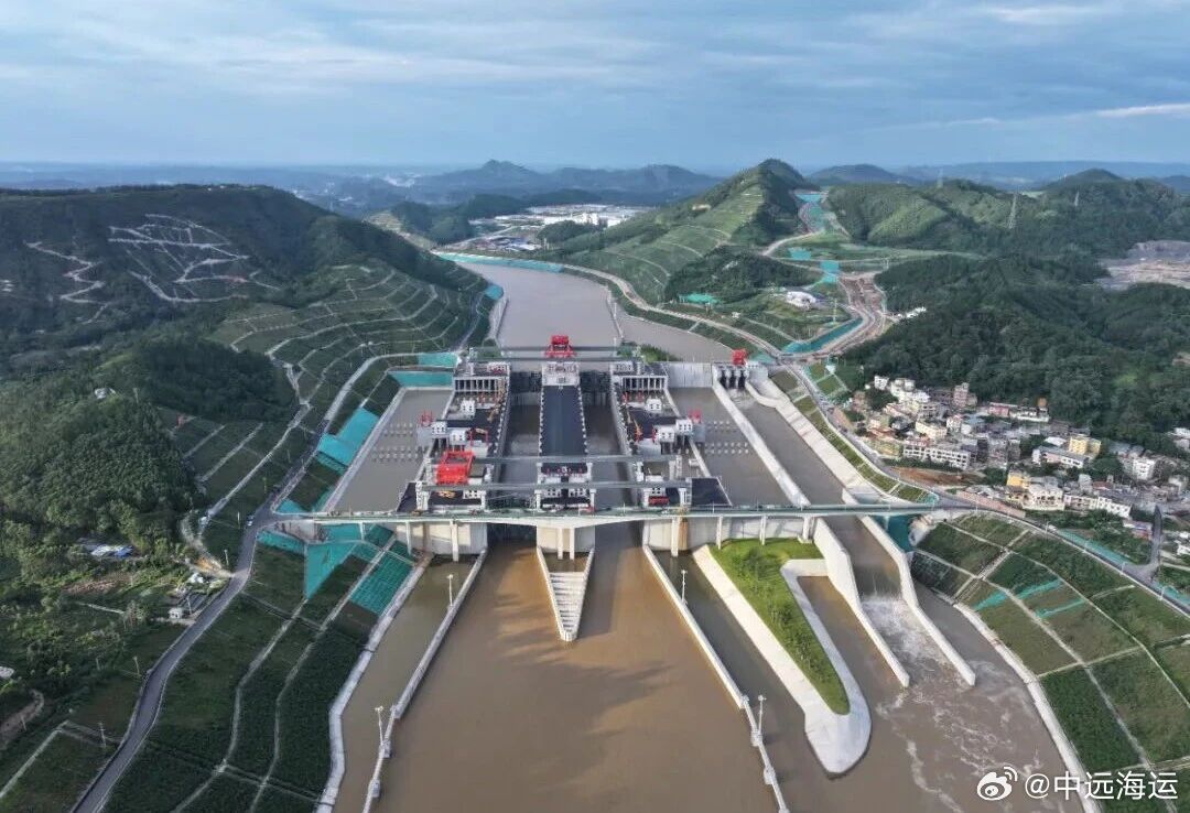 【平陆运河建成通航：中远海运洋浦港迎来“江海联运”新机遇】9月16日，世纪工程平陆运河正式通航，为中远海运洋浦港带来全新战略发展机遇。运河打通西南江海直达通道，缩短出海航程560公里以上、降本提效。随着“南宁—洋浦”江海直达航线首航，洋浦港正式衔接西南腹地，从区域支线港升级为对接东盟、 ​