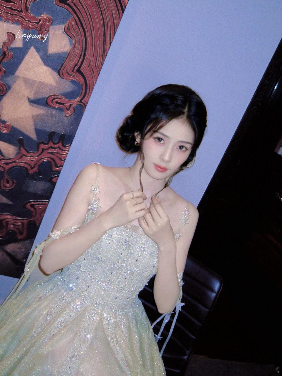 #白鹿[超话]#  🍍#白鹿保镖都笑出花来了#🍍#曝白鹿送团队苹果18#🍍#白鹿收到粉丝寄的7箱信了#🍍#白鹿0923生日快乐#

你的出现像太阳一样温暖着我

​