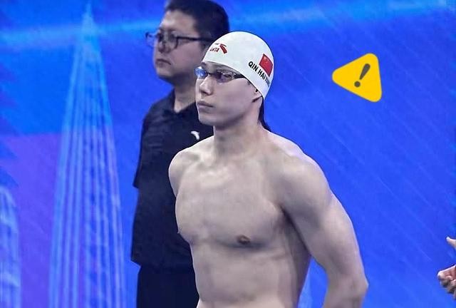 17岁，59秒38，预赛第一。
一个日本高中生，在百米蛙泳预赛里把覃海洋甩了0.75秒。
注意，这只是预赛。上午游得再快，也发不了奖牌。
覃海洋1分00秒13，第三。董志豪1分00秒28，第六。两个人压着线进决赛，像极了赶末班车的人，不慌不忙，只要车门没关就行。
这不就是老江湖和新手的区别吗？新手拿