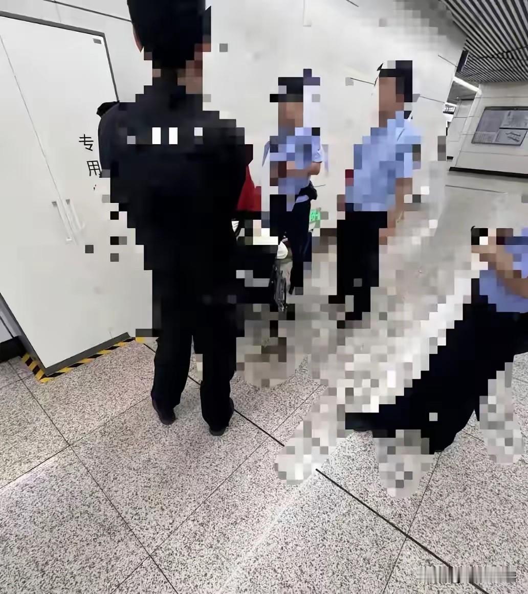 飞来横祸：北京一大学生坐地铁时摔倒碰到女子腿部，将其送医检查未见异常，仍被索赔误工费三千元，否则将起诉！警方回应：属民事纠纷，建议双方自行协商解决！

现在的人们怎么了？靠讹人能发家致富吗？能走能动的张口就要3000误工费，就去医院检查耽误了几小时就要3000元误工费，这是什么工作啊？医院已经诊断明