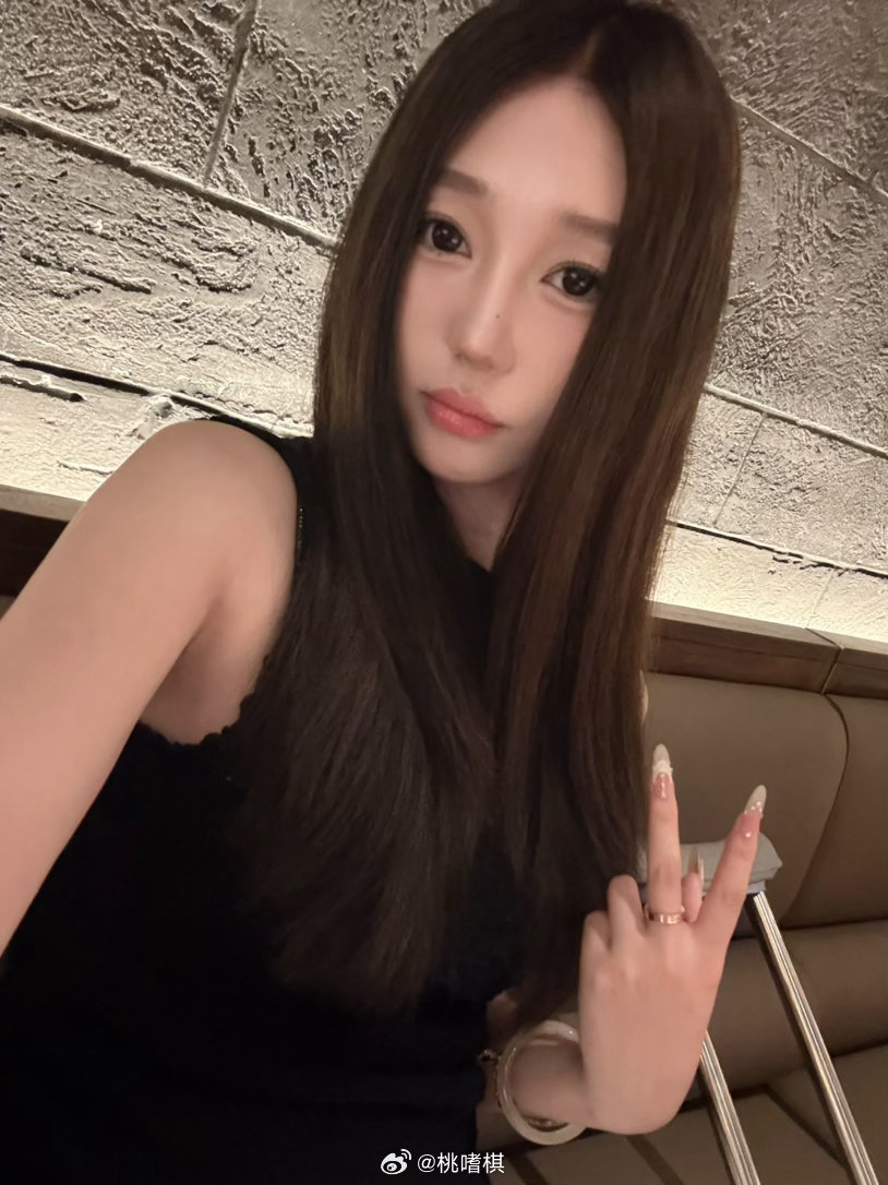 瘸一条腿也要跟我妈妈出去吃饭看电影，（躺家里一个月我要憋死了！），阪急新开的Day byday 看着好看吃着真一般，不过沈腾老师的龙餐馆很好看我喜欢！！！！  ​