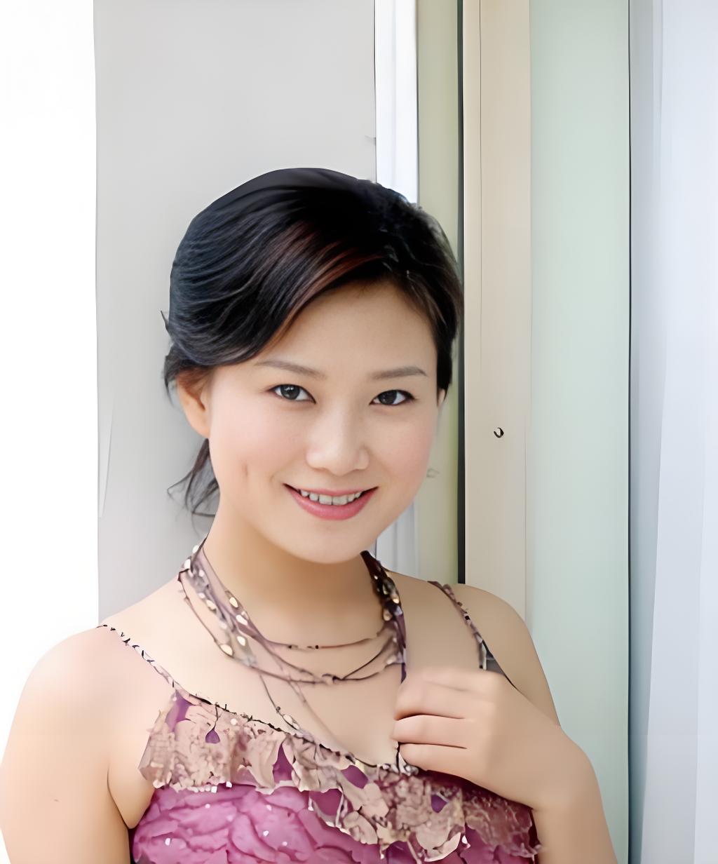 李途纯的第二任妻子是金晓琳，她当时红遍全国——湖南卫视婚恋节目《玫瑰之约》的主持人，被称为“中国第一媒婆”。李途纯与金晓琳2001年结婚，那时李途纯正风光。