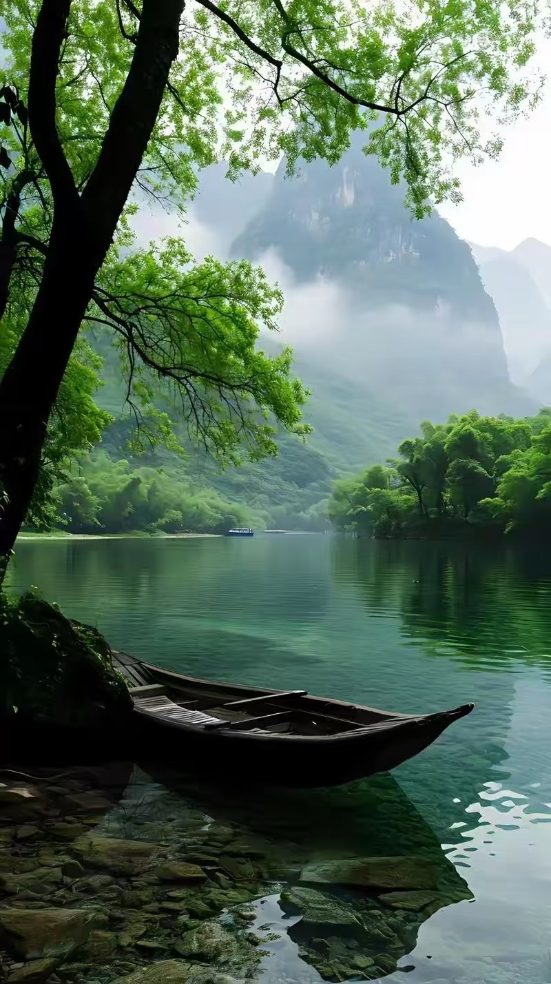 教父的经典台词：
“如果你拿着枪，我也拿着枪，我们可以谈谈法律。如果你拿着刀，我也拿着刀，我们可以讲讲规则。如果你空手而来，我也空手而来，我们可以论论道理。
但如果你有枪而我只有刀，那么真相便握在你的手中。如果你有枪而我赤手空拳，你握住的不仅是武器，更是我的性命。”
年少时，以为世间有理可讲、有规可