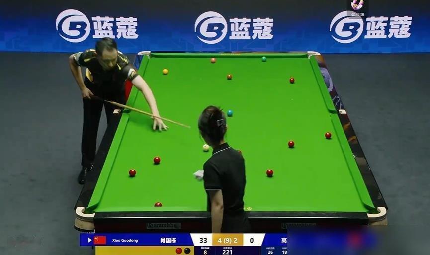 3-1手握赛点，连丢三局，肖国栋又被逆转了。
但这次长沙900赛，他打业余选手高乐，5-2，两杆破百一杆50+，赢得干脆。不是对手弱，是他没给机会。
上个月英格兰公开赛，对罗斯缪尔，开局96分、76分、60分，看着要赢，结果让人家连扳三局。再往前，中国公开赛2-6输墨菲，也是先紧后松。
排名掉