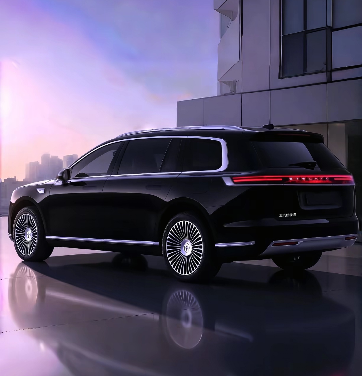 【全新享界G8】
鸿蒙智行享界G9定位硬派豪华SUV，
其小众化的外观，
未必会有持续稳定的高销量消费需求，
享界仍缺少一款家商兼顾的大型SUV车型G8，
如果享界G8设计成这样，
这颜值比问界M8如何？
你觉得呢？
图源网络