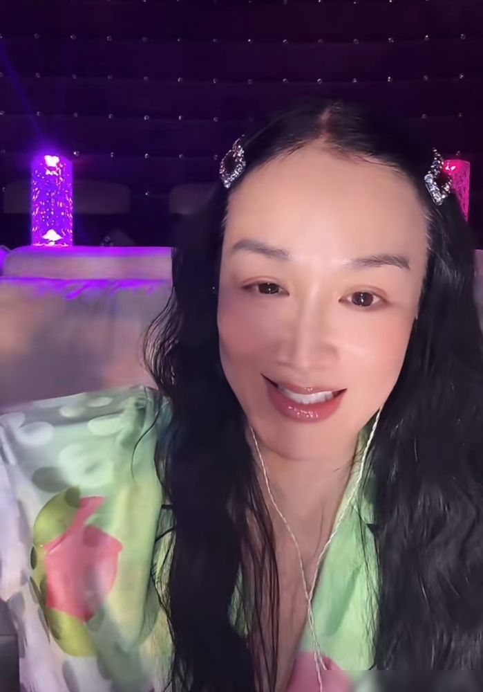 钟丽缇半夜开直播哄几万人睡觉，张伦硕一个屁全给崩醒了。
她最近不卖货了，改做ASMR助眠。化妆刷扫麦克风，海绵轻轻拍，压着嗓子说放松，睡吧。在线人数从一千干到好几万，都说听着真能睡着。
结果张伦硕在旁边没憋住，一个响屁通过麦克风放大，直播间瞬间炸了。钟丽缇憋笑憋到脸变形，最后拿平台警告当借口，赶