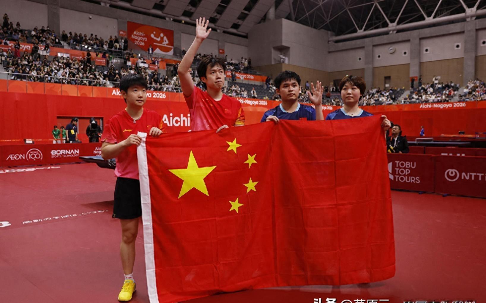 林诗栋蒯曼4比0完胜，局局险胜，逆风翻盘靠什么。
2026年名古屋亚运会乒乓球混双决赛，林诗栋和蒯曼赢了王楚钦和孙颖莎。
比分是4比0，看着好像一边倒，但前三局都打到了10分以后，特别紧张。第一局11比9，第二局12比10，第三局13比11，第四局11比8，其实每一分都咬得很死。
林诗栋刚打完男单，