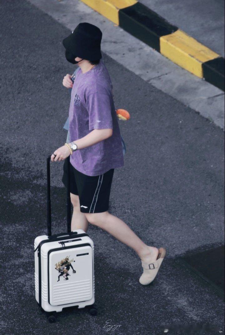 #体奢一[超话]# 潮男出街[爱你]#王楚钦# ​