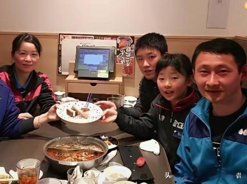 看面相，张本智和一家还是很挺善良的，张本凌气质蛮好，特别温柔大方，张本宇年轻时候还是有点小帅，只不过为张本兄妹操心过多，头发少了很多，就显得憔悴一点，张本兄妹都有两个小酒窝显得很可爱，两孩子也很争气。