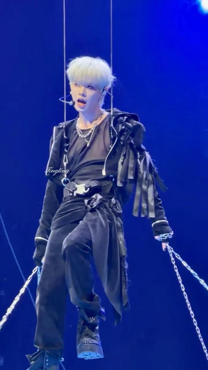 99张说爱你 @黄明昊Justin  黄明昊演唱会repo  追星 我的春夏秋冬都有你 又怎么会过季