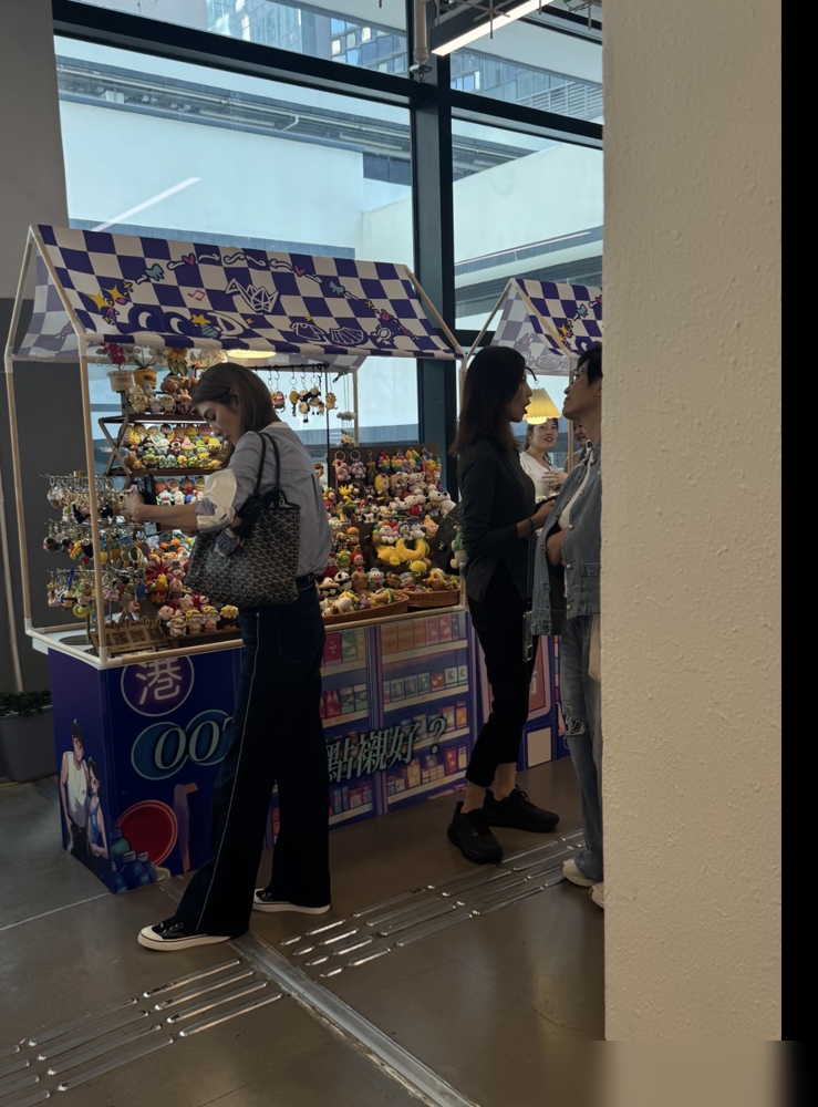 52岁蔡少芬瘦到脱相，胳膊比路人的手腕还细，一头红发挂在身上，像副行走的骨架。不是生病，不是婚姻出问题，是她自己硬减的。
为了TVB新剧《风华背后》，她8年后回巢，跟汪明荃、朱茵同组飙戏。角色需要骨感，她就真把自己拆了重装，脸颊凹进去，锁骨能养鱼。
陈法蓉、洪欣同框站旁边，没人敢提这茬。粉丝急得