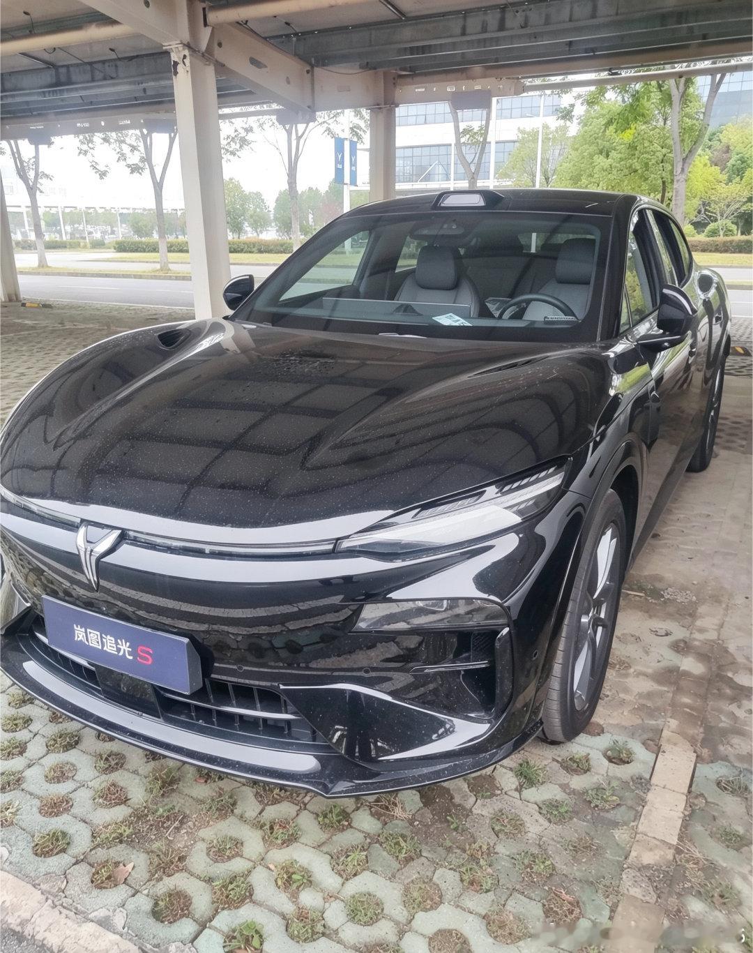 车就是移动的个人专属空间，入手了岚图追光S之后，第一件事就是给车“装修”，头枕纸巾盒，固定方便，纸巾，水杯放取方便；中控下储物垫，放一些不怎么使用的小物件；门板里面的垃圾箱，下雨天还可以专门放雨伞，非常实用的几个东西。
#岚图追光S##好物分享# ​