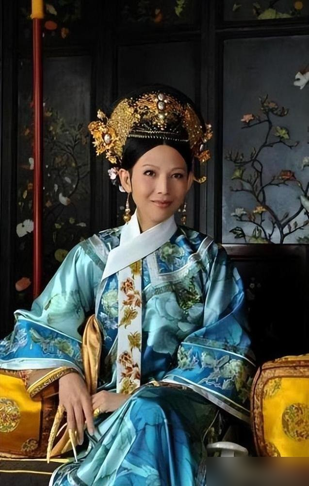 谭松韵发收官感言，蒋欣一分钟后就杀了过去。没喊小谭，没喊松韵，开口就是嘉兰，苦了你了。底下谭松韵回：风吹得冷吗？兰香给你暖暖。
这哪是客套，这是把魂儿还留在戏里。一个在《甄嬛传》里死了十几年的华妃，硬是借着别人的新剧活了过来。更绝的是，蒋欣劝谭松韵别看大结局，自己却提前续费点映，看完又跑来哭。两人