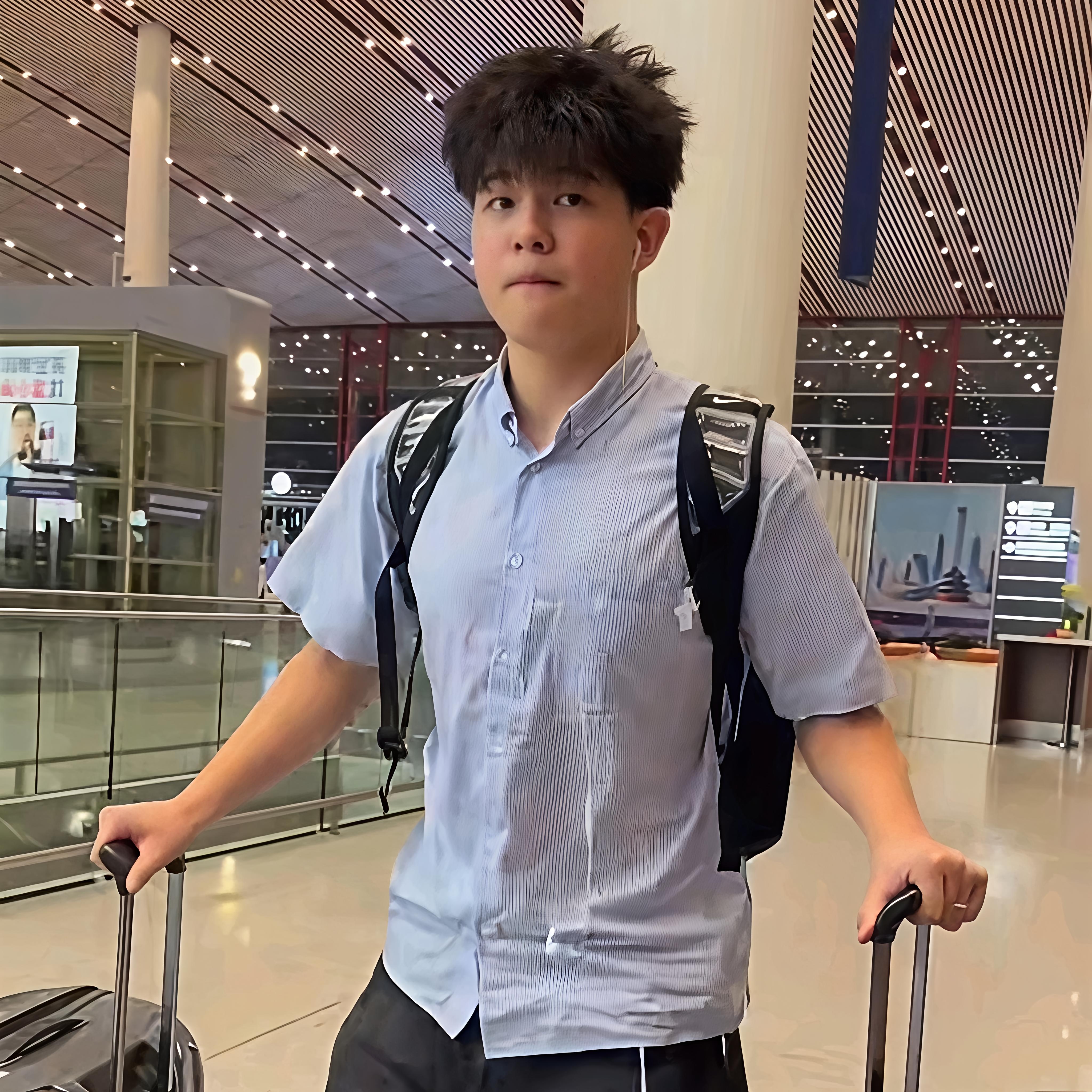 沙溢胡可送安吉小鱼儿奔赴英国读寄宿私校，昔日爸爸去哪儿萌娃大变样，12岁小鱼儿直接窜到一米八，不少网友忍不住发问，国内学校难道不香吗？