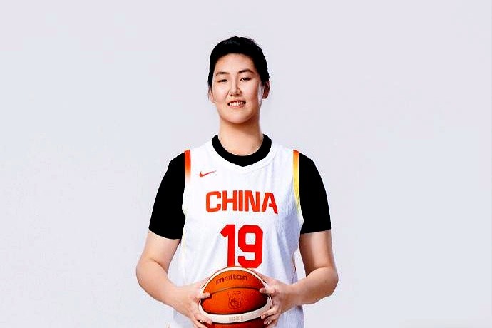 距离世界杯开赛只剩17天，中国女篮的欧洲热身赛却连首发阵容都凑不齐。

韩旭和李月汝还在打WNBA。按赛程算，她俩得压着哨才能归队，满打满算只能赶上最后一场热身赛。

留在国内的李缘因为腰伤缺席了集训。

跟着去了欧洲的几位也带着伤。张子宇崴了脚，王思雨拉伤了肌肉。人虽然到了赛场，能不能换上球衣上场
