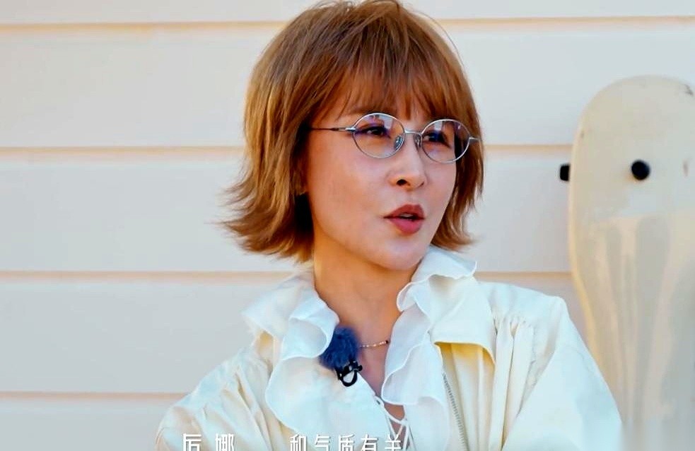 在《后会友期》第三期录制里，厉娜当面质问许飞当年是不是向天娱高层告密说自己接私活。
当年演出被全面喊停的厉娜只等到许飞一句坦诚：可能说过，但不记得了。
镜头前还在等待厉娜对这位2006超级女声第五名给出最终是否原谅的答复。
当年从同一个台子走出来，厉娜是2006超级女声的第六名，许飞排第五名，同届还