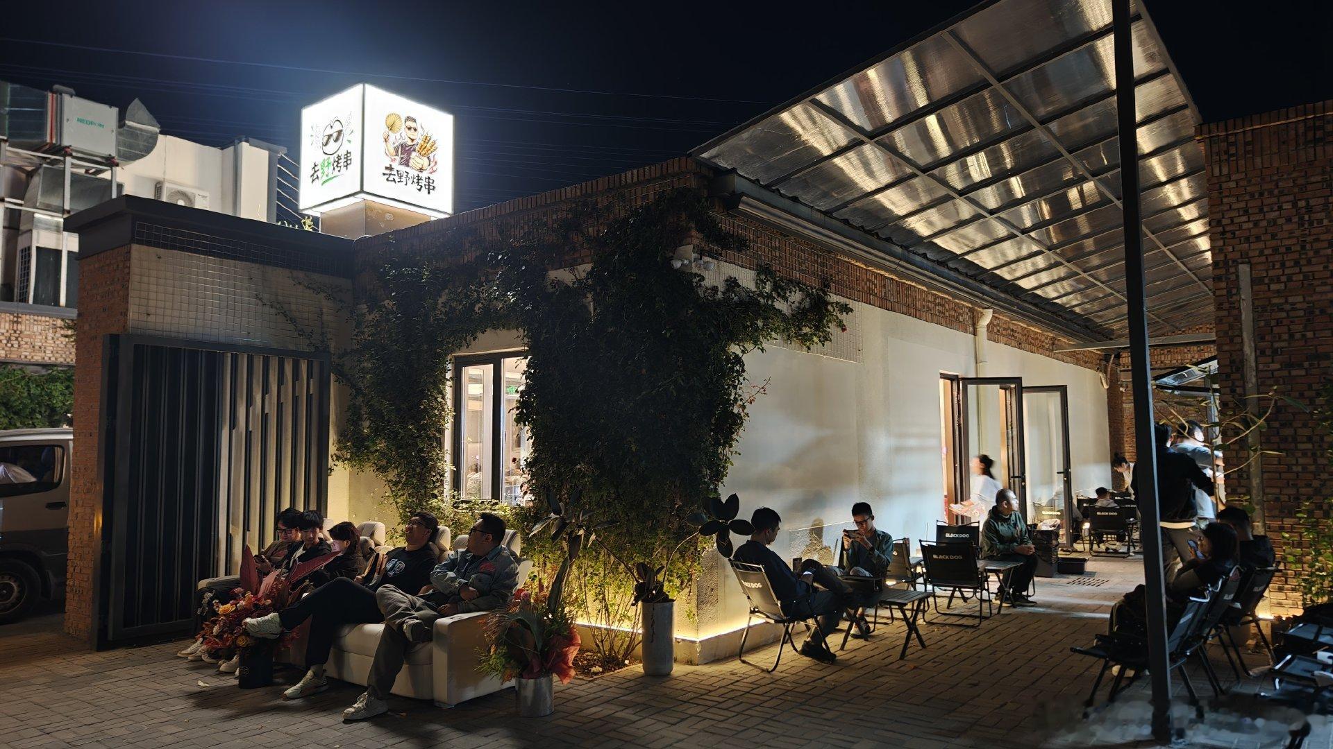 朋友今天去烤串店排队撸串，等位时体验了我们搬过去的东风日产大沙发，反馈现场食客都抢着坐，排队等待的幸福感直接拉满✨
东风日产深耕舒适座舱几十年，这份对舒适的基因沉淀不是说说而已，在打造极致舒适这件事上，我们一直是认真的。
欢迎大家到店打卡，除了等位沙发，还能近距离体验全新N7实车，坐进去，舒适到不想下车！
#东风日产N7力撑韩路烤串店#