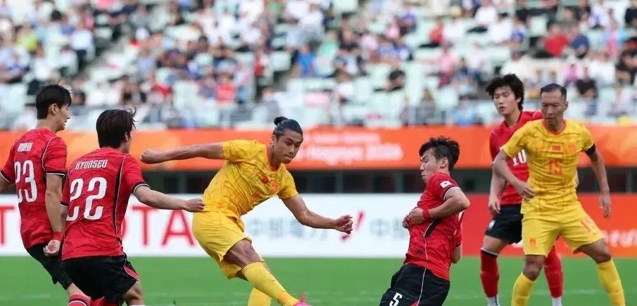 国足1比2遭韩国逆转无缘决赛 19岁王钰栋一脚踢碎40年进球荒 10月3日铜牌战死磕乌兹别克斯坦只差一步带奖牌回家
第22分钟，张玉宁中圈回做，毛伟杰一记过顶挑传撕开韩国整条防线，王钰栋高速前插单刀推射入网。进球后的他模仿韩国男团舞蹈庆祝，动作流畅得像是排练过无数遍。这粒进球，是中国男足亚运赛场对阵
