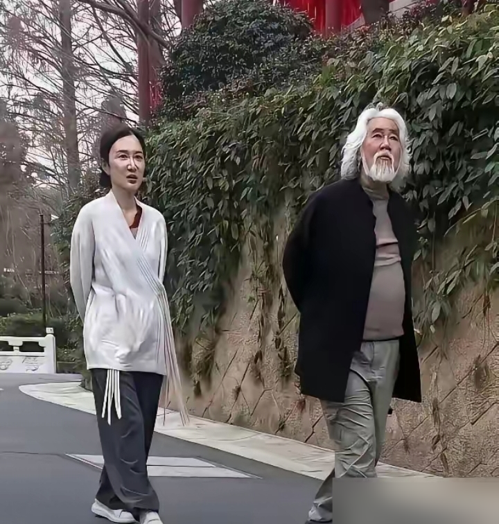 75岁张纪中，又当爹了？44岁老婆直播放话要拼五胎，还说是良性循环。评论区直接炸了。
杜星霖在直播间聊生育，张口就是生孩子是最好的礼物，还强调这是她个人的生育权。张纪中坐旁边，基本不接话，就点头。俩人差31岁，一个满头白发，一个还在备孕。
有人扒出来，家里大小事全是杜星霖说了算，择校、装修、连张