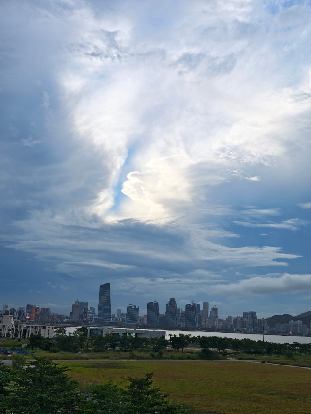 看完港珠澳大桥，想在珠海公路口岸就近吃个饭，去大众点评上看到的一家。谁知道拱北不到六点能堵成这样，车道又窄，车又多。我这种在苏州大宽道上野惯了的，开得非常难受，累死。幸好还算好吃，不枉我堵车一趟。  ​