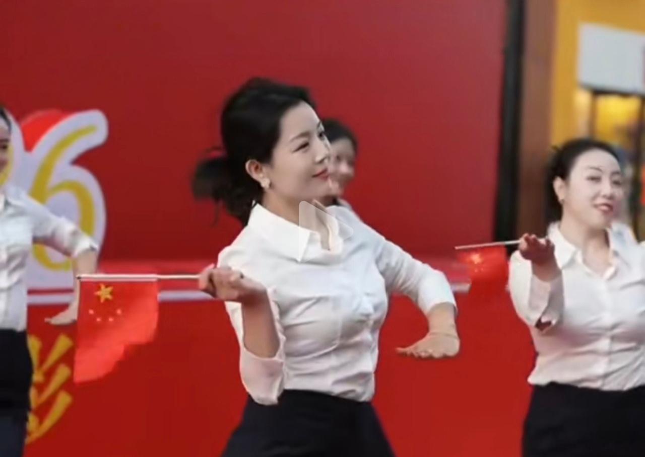 全网刷屏的秦主任，火的根本不是舞姿！比她又年轻又漂亮的人多了去了，凭啥就她出圈icon？

这段视频就是单位国庆icon文艺表演，同事随手拿手机拍的，没灯光没布景没彩排。可她穿着正装往那一站，音乐一起，整个人松弛下来了。

严肃的干部气场配轻快灵动的舞步，这反差感，一眼就忘不掉。

你看她抬手 ​