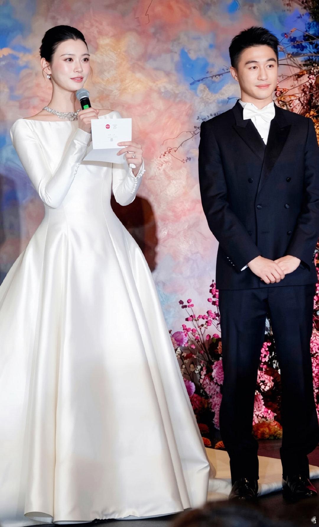 #奚梦瑶答谢宴发言划边界#奚梦瑶&何猷君澳门答谢宴来啦❤️感谢家人朋友到场见证，简单真挚，满是暖意，幸福状态藏不住[打call]
#奚梦瑶何猷君答谢宴# ​