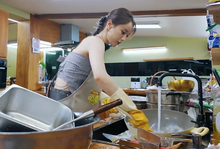 新的一期不少干活镜头，张雅琪洗个碗都有三个机位！

《中餐厅》摆摊结束，张雅琪、王俊凯、林大厨三个人留下来收拾后厨，一直忙到凌晨一点半，同样熬夜干活，节目组还专门给张雅琪做了个时钟的特效。

好好奇这么点东西要洗一个小时？看着也不多，就是看着大而已，两个就占满了，小碗没几个。

张雅琪洗的这个好像还