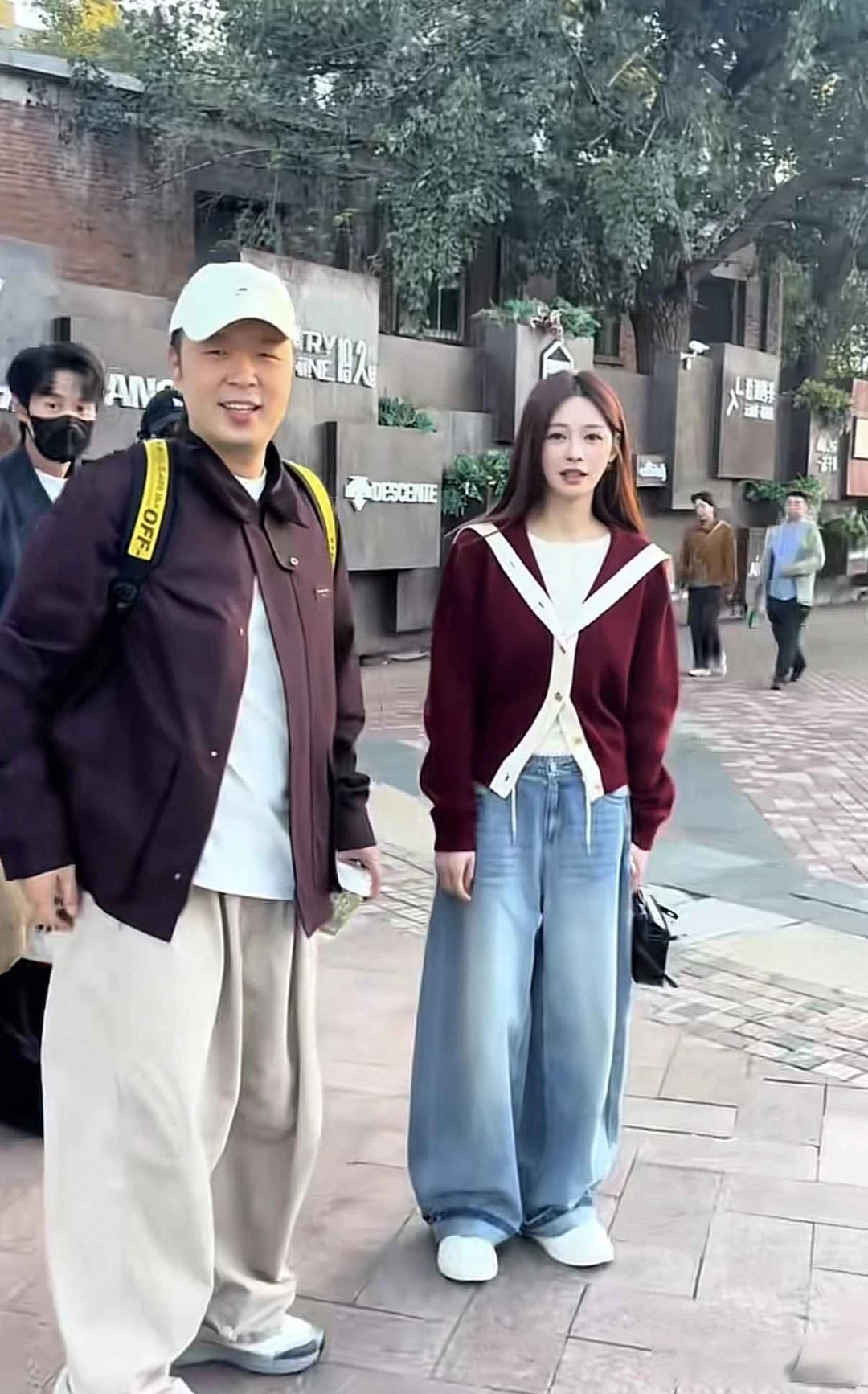 网友在北京偶遇杜海涛和沈梦辰！沈梦辰真的是一眼看过去的大美女 ​