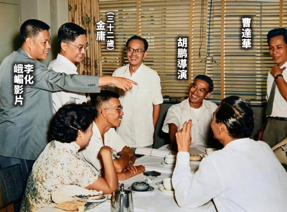 射雕英雄传”的故事  照片里是一场会面，在上环茶楼举行，是金庸武侠小说首次改编电影；三十二岁的金庸穿著白衫，身边是峨嵋影片的李化、导演胡鹏、主角曹达华等人；李化像是在为众人介绍这位《射雕英雄传》的作者。射雕重要的三步，改写金庸人生轨迹：第一步：《射雕英雄传》的诞生：1957-1959，干诺道中145-146号的江湖1957年，查良镛（金庸）三十二岁，此时他任职于《香港商报》，报馆位处香港岛干诺道中145至146号。这幢战前旧楼的三楼，便是他日后写下百万字江湖的起点。这一年1月1日，《射雕英雄传》正式在《香港商报》开始连载。从1957年到1959年5月19日，整整两年四个月，金庸就在这张报纸上，为香港读者铺陈出郭靖、黄蓉的江湖世界。连载的这段时间，金庸的年龄由三十二岁，写到三十四岁。每日在报馆三楼的办公室里，他白天处理编务，深夜伏案写稿，《射雕》的每一回，从这里送到排字房，印在报纸上，送到千家万户的手上。第二步：银幕上的第一次江湖：1958年《射雕》电影的诞生就在金庸在《商报》写《射...