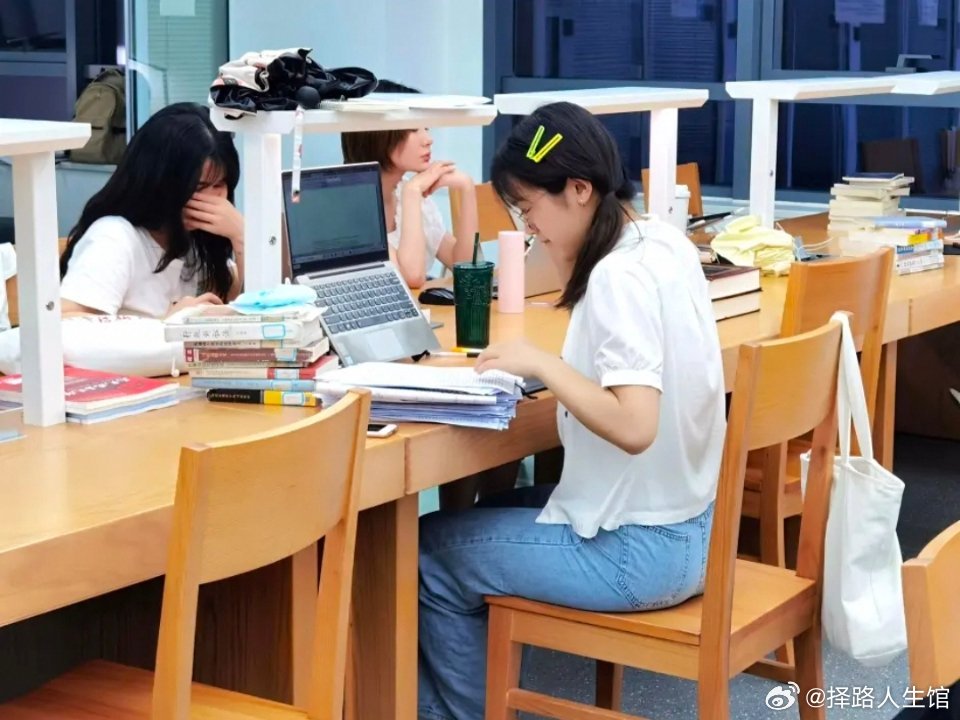 航空服务、高铁乘务专业的中专生可以报考哪些大专院校
 
中专就读航空服务、高铁乘务相关专业，升入大专对应的专业一般为空中乘务、高速铁路客运服务、铁道交通运营管理、城市轨道交通运营管理。中专生主要通过单招、职教高考、3+2中高职贯通三种渠道报考大专，大部分院校优先招收本省中职生源，外省院 ​