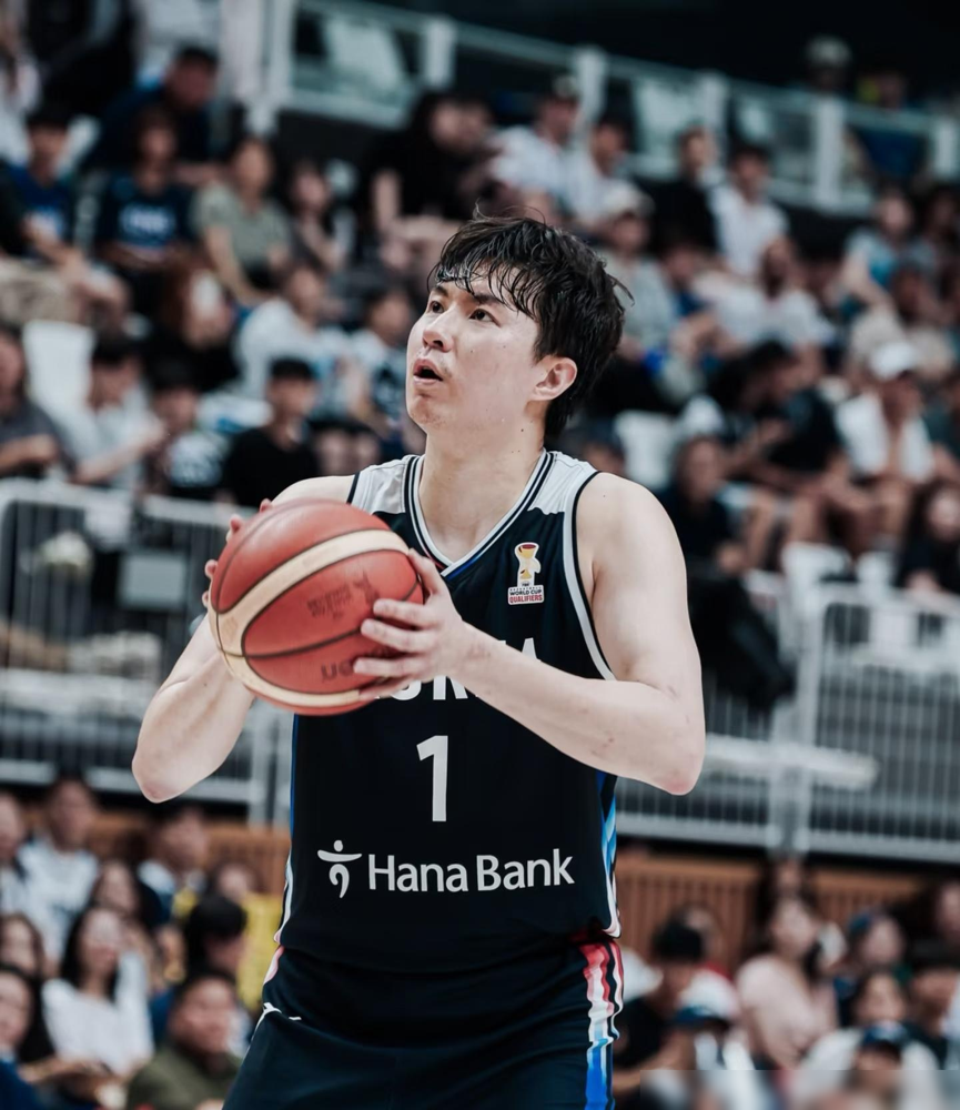 25岁韩国神射手拿到NBA合同，或将成杨瀚森队友。
开拓者给李贤重开出了Exhibit10合同，这是他冲击NBA的最后关键窗口。此前他还和中国球员崔永熙，当过开拓者夏季联赛队友。
他身高2米01，是空间型投手，风格类似克莱汤普森。本赛季在日本联赛场均18.3分，三分命中率高达48.4%，还进过N