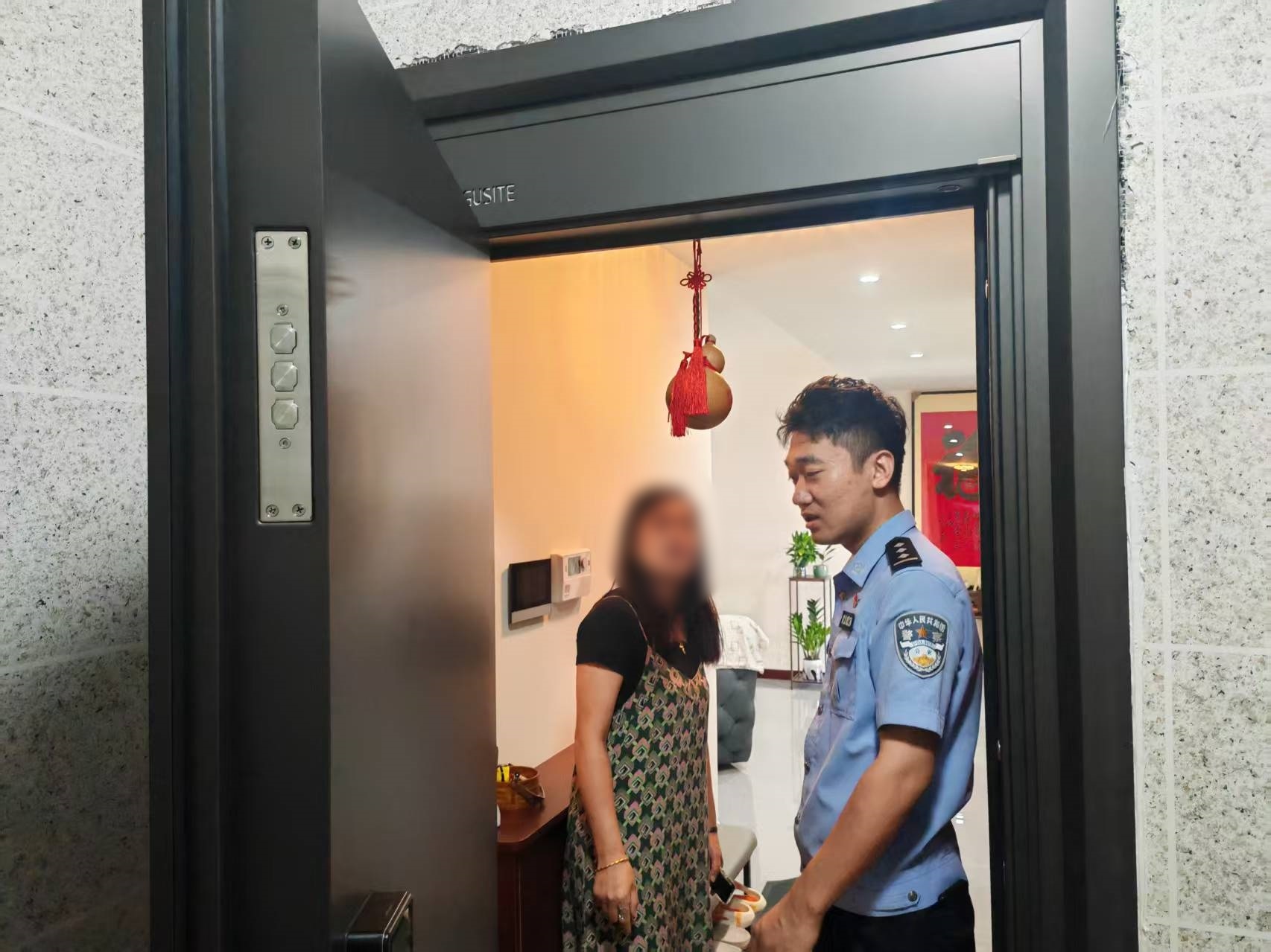 【媒体看公安】太原晚报报道：入户门“打架” 民警解纠纷
       本报讯（记者 杨沫 通讯员 王金鹏）俗话说，远亲不如近邻。然而在西中环某小区内，一扇入户门的改造却让两户邻居的关系陷入僵局。8月23日，公安晋源分局通报，义井派出所充分践行新时代“枫桥经验”，联动社区、物业等多方力量，于近日 ​