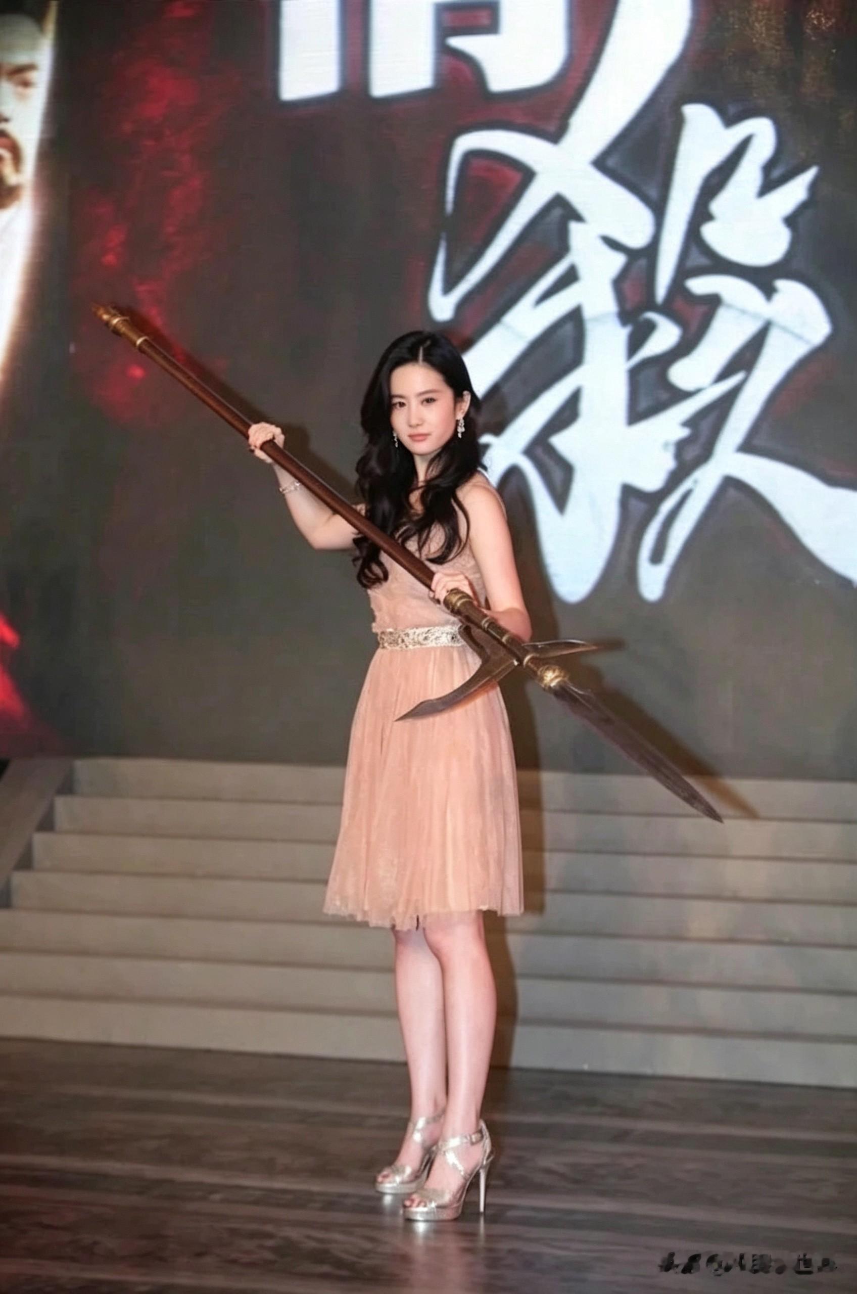 刘亦菲
演员
手握方天画戟，温婉的外表藏着一股侠气。