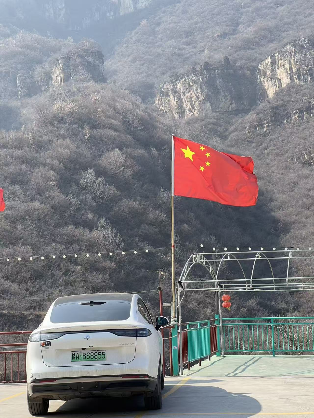 霜降开车进山看秋景，开昊铂HT，辅助驾驶能帮着分担开车压力，不用一直紧绷，安心欣赏山里红叶晚霞。【来自懂车帝车友圈】