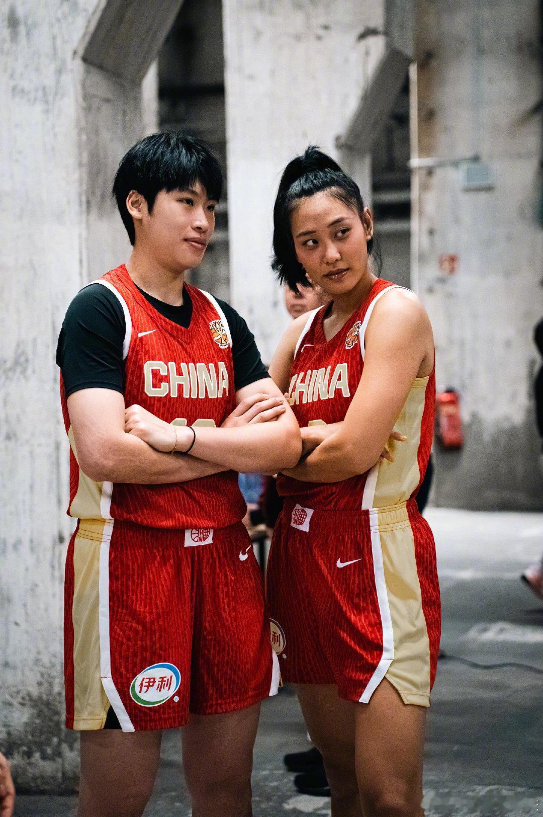 📸合照组登场

🇨🇳中国女篮2026 #女篮世界杯# 定妆照第三辑

🙋你最喜欢哪一组的出片姿势？

#FIBA[超话]#  #我主沉浮#  #中国女篮[超话]# ​