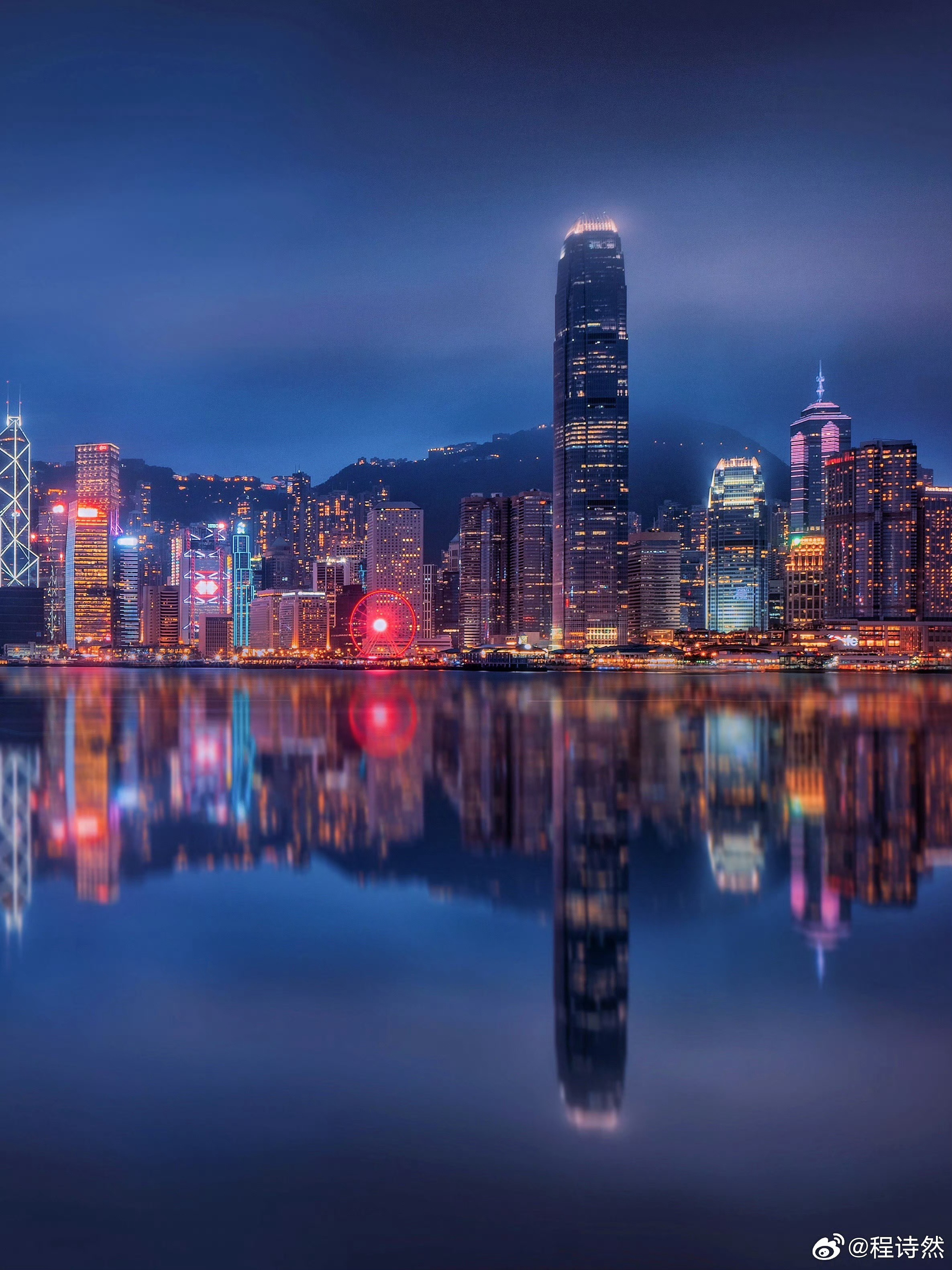 海风漫过维港，两岸摩登楼宇与烟火街巷交相错落，随手即是满满的港风电影感。游走香港，去海洋公园近距离邂逅灵动的海洋生灵；漫步旺角，霓虹招牌氛围感拉满；庙街夜市，煲仔饭、咖喱鱼蛋、鸡蛋仔各式地道小吃轮番登场；待到傍晚搭乘缆车登上太平山顶，华灯次第亮起，维港万家灯火铺展眼前，把都市独有 ​