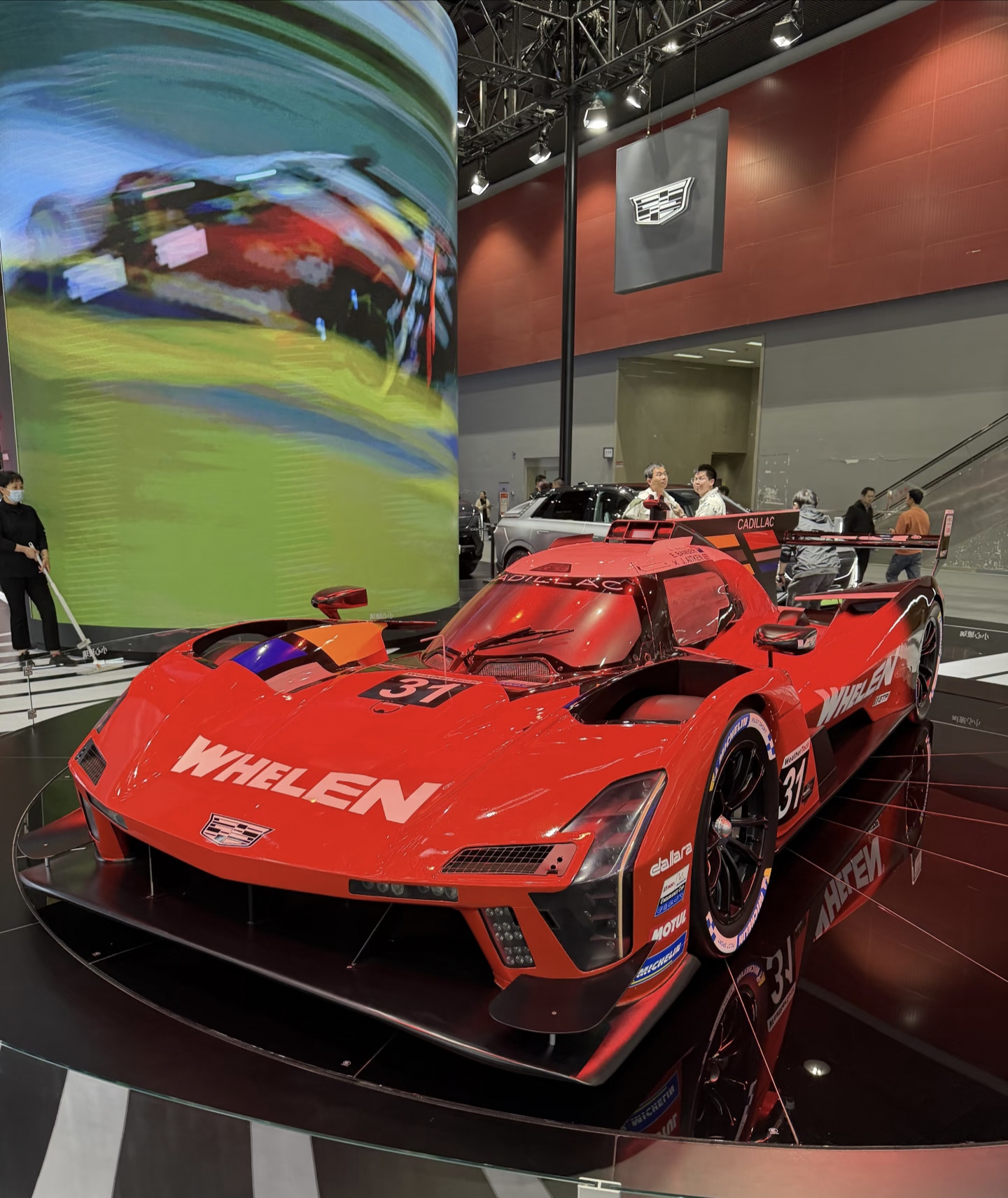 热闹是真热闹，看不懂也是真看不懂！ 满眼都是能旋转的大屏、会变色的车...