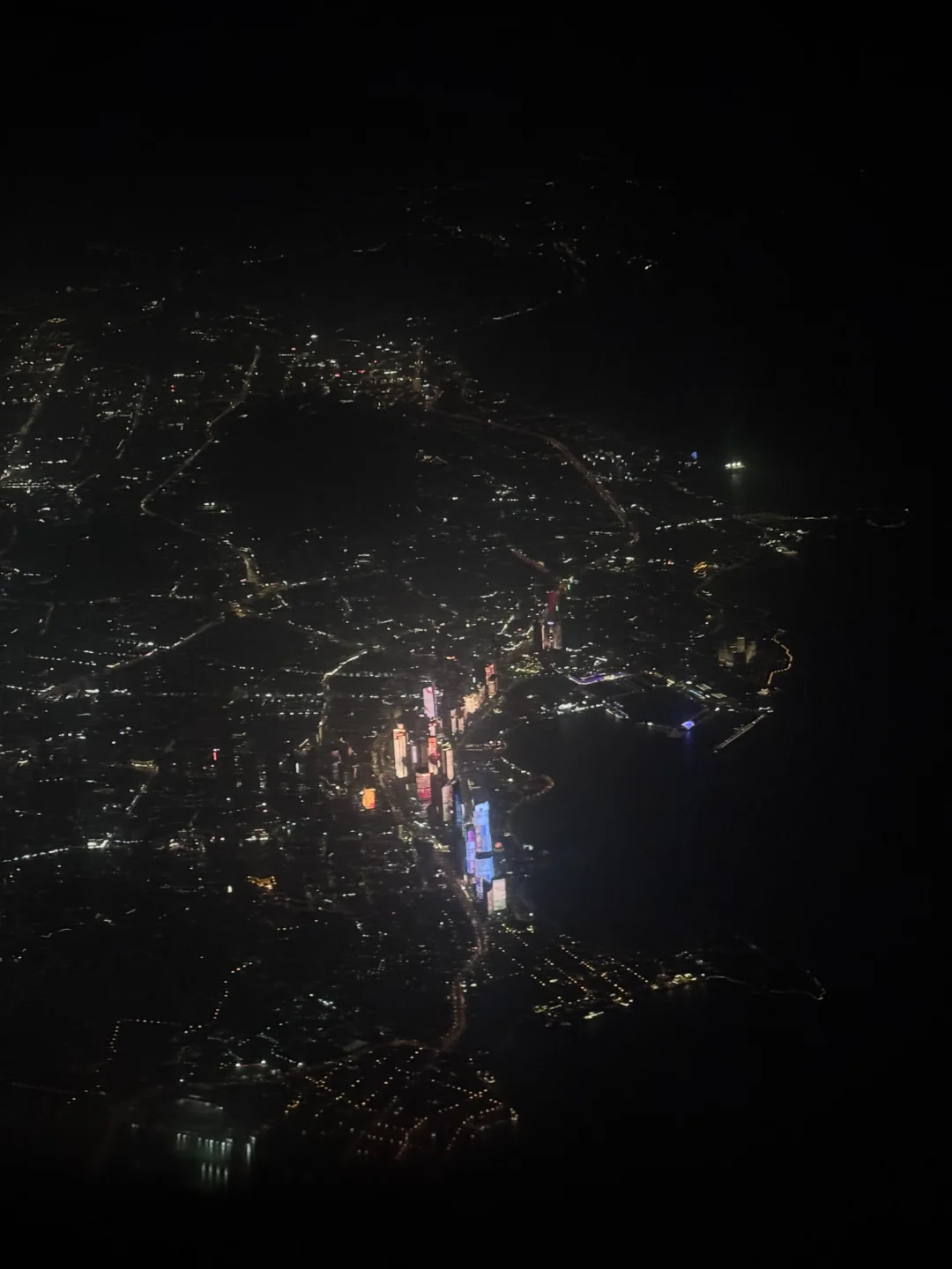 从飞机俯瞰青岛城市天际线