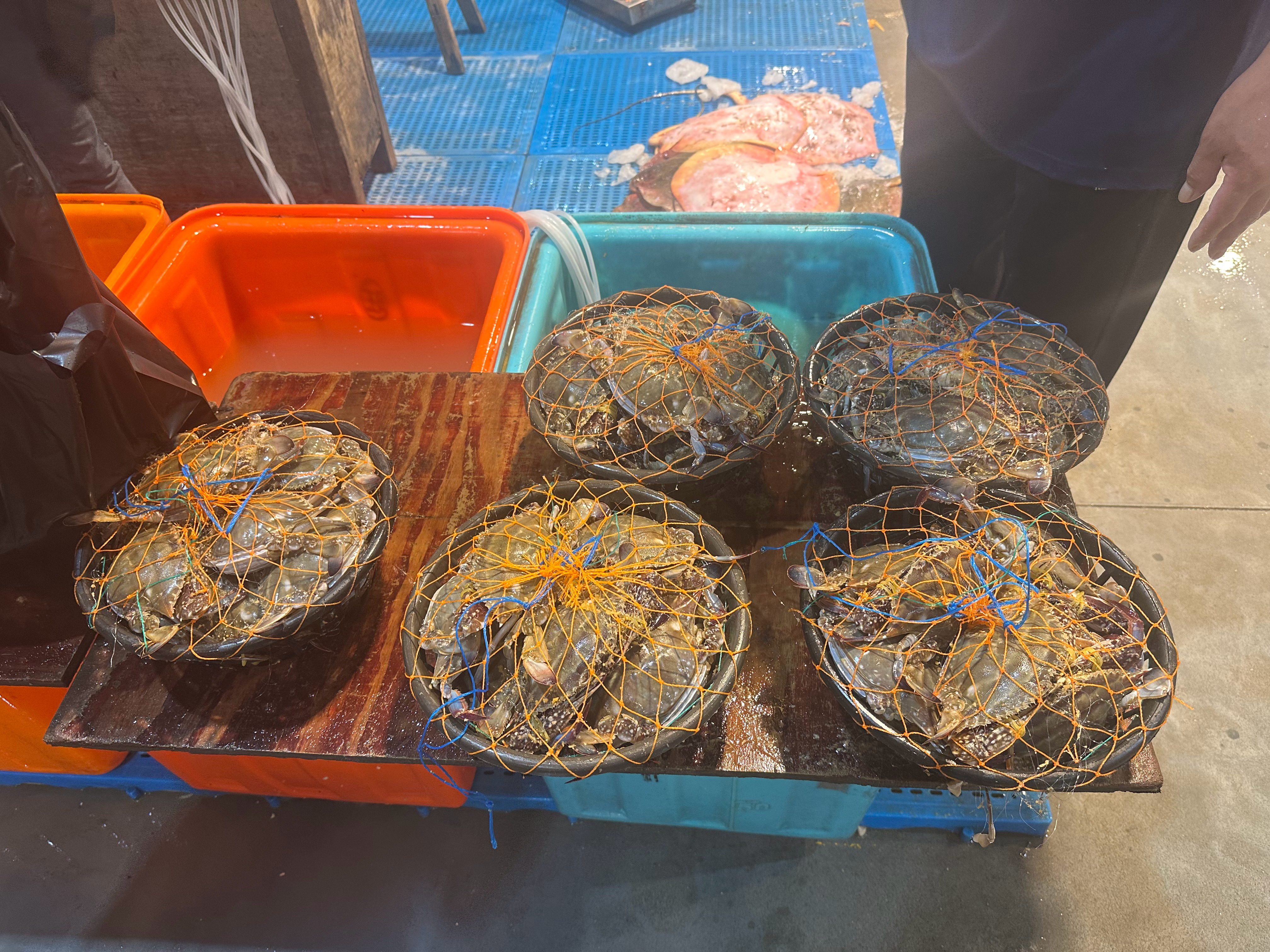 经济发展社会，钱这个东西是很重要的。
比如说前面我们在说的悬赏破案费用，掌握信息的人就会衡量，划算不划算，这个很现实。
寒战前传里面，每个人都有一个价码，这句话，年轻的蔡元祺就是用这句话碾碎了梁家辉饰演的李文彬的理想主义。
关键岗位关键人，贪腐伪劣被揪出来干掉的下去了，空出位置上去 ​