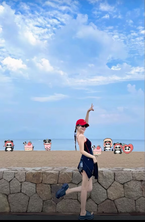 李小璐赵涛 不可能只是普通朋友吧，去的同一个旅游的地方 、背景都一样，连女方头上戴过的和男方手里拿着的花都一样，还有同一时间 4.16晚上都在西双版纳 放孔明灯花灯。