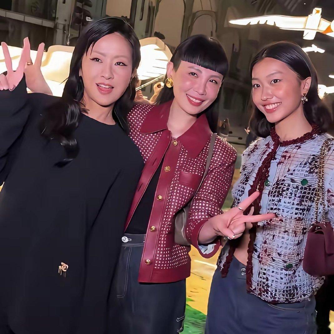 参加奚梦瑶答谢宴的人里，我最想不通的就是张歆艺了，她都45岁了，难道没人告诉她，出席这样正式的场合，穿着牛仔裤有点随意吗？ ​​​