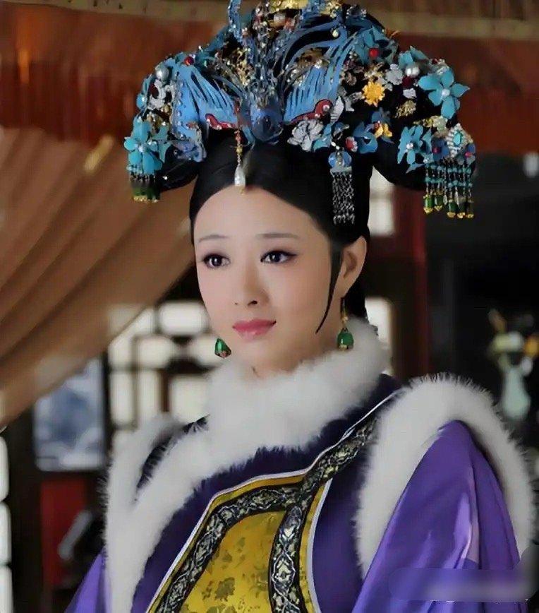 李静问刘欢为何偏爱《甄嬛传》里的华妃。刘欢解释：华妃虽作恶不断屡次加害旁人，可当得知皇上从未爱过自己，便直接撞墙了结一生 ​