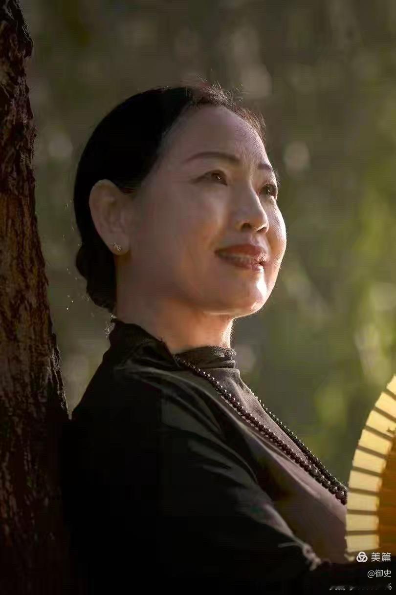 抓拍的一张美女照片。2025年10月19日，我举起相机，一位高颜值的女...