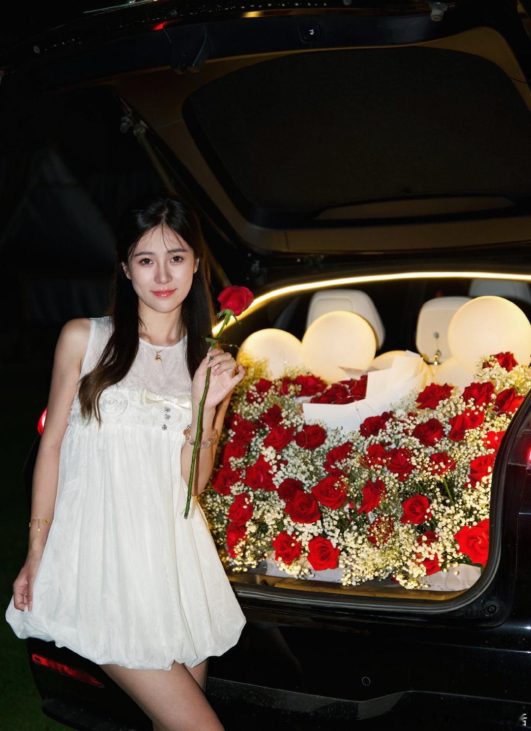 给小李准备的惊喜后续

小李为了这些花，特意美团买了小裙子让我给她拍照

你们觉得这个氛围感咋样？  ​