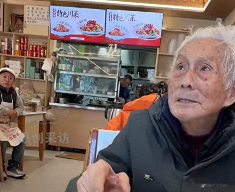 96岁爷爷一个人坐了43个多小时绿皮火车，从无锡到了拉萨。极目新闻采访的同车乘客说，他确实是独自去西藏旅行的。

在拉萨八廓街，他告诉偶遇的拍摄者：旅行社因为他年纪大不敢收，他就自己来了。西藏还是他全国旅行的最后一站。有人问他有没有高原反应，他说“没有”。

这事让人佩服，也让人想到家里老人出远门时