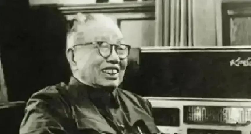1978年，毛主席诞辰85周年时，谭震林怀念毛主席的文章被扣发后，他生气道：“文章可以修改，但基本观点不能动……”
谭震林从办公桌抽屉里取出另一份手稿，纸张边缘已经磨损。这是他利用清晨时间，在家人熟睡时重新写下的。他叫来了自己的警卫员小周，一个跟了他十几年的小伙子。
“小周，你老家是不是在湘西？”