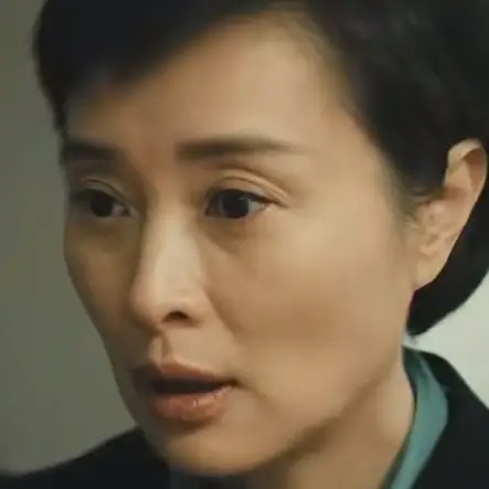 谁也没想到，年仅22岁的奥运冠军张家齐，因为一段真心话，直接引爆全网争议！

近期她参加综艺《我家那闺女》，首次坦诚聊原生家庭、婚恋三观、甚至点评前辈婚姻。

句句直白、句句真实，却也句句引发两极热议，褒贬彻底撕裂！

一、最让人心疼：她直言和母亲“不亲”

很多人以为，奥运冠军的成长，一定是被家人