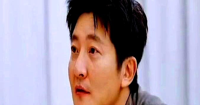 郭京飞在节目里直呼了一句“何炅”，弹幕马上飘满批评，觉得他太狂不懂规矩。

娱乐圈见谁都得喊声老师，他在圈里摸爬滚打多年，不可能不懂。但他停顿了一下，讲了件私底下的事。

前阵子他和年轻演员陈靖可去何炅家做客。

那个客厅局没台本，没麦克风，连手机摄像头都不开。在那个没有社交假笑、扒干净防备硬壳的地