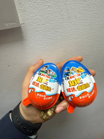 今天最值得炫耀的是有人给我当小孩，让我吃上了健达奇趣蛋<span cl...
