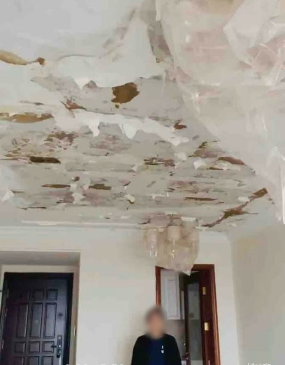 【精装房交房6个月漏成“水帘洞”，河南一消费者维权5年无果，住建局曾找施工单位做防水，因漏水因素复杂被搁置】开封的段女士购买了河南省开封市龙亭区恒大童世界家园一套顶楼房屋，2021年交房仅6个月后便严重漏水，至今无法入住。5年间，她辗转物业、开发商、住建局等多方求助，问题始终未获实质性解 ​